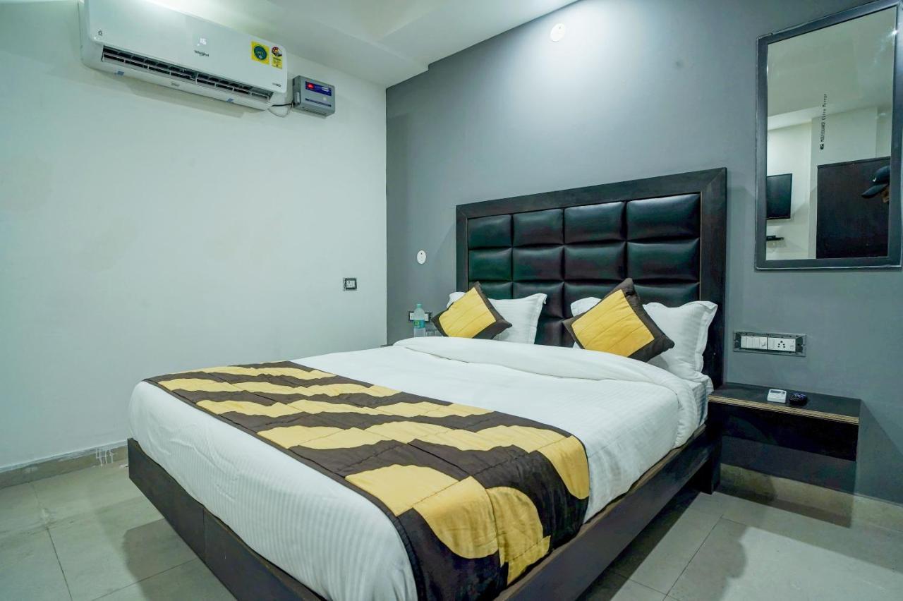 Hotel Red Snapper Couple Friendly At West Delhi นิวเดลี ภายนอก รูปภาพ