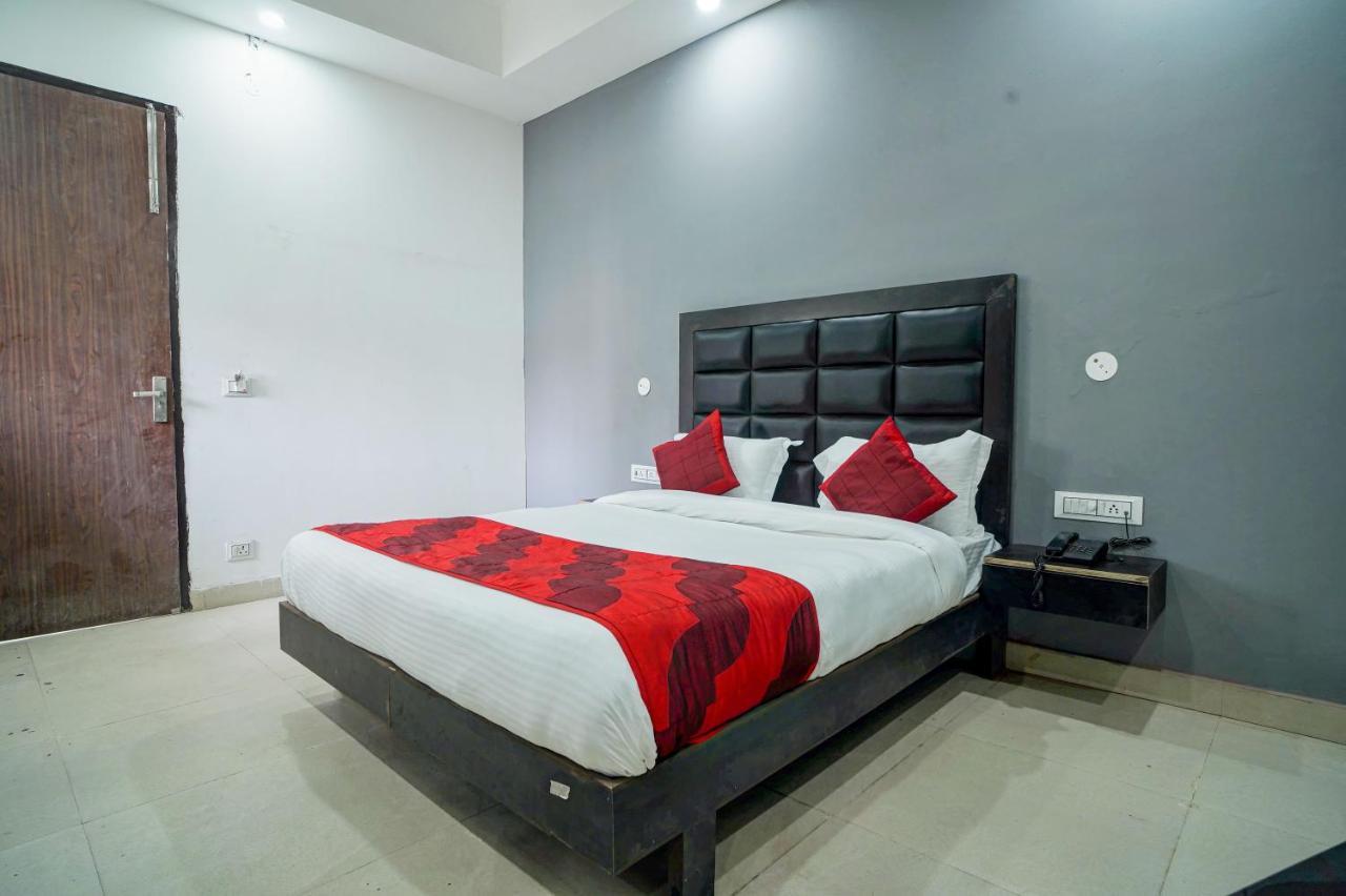 Hotel Red Snapper Couple Friendly At West Delhi นิวเดลี ภายนอก รูปภาพ
