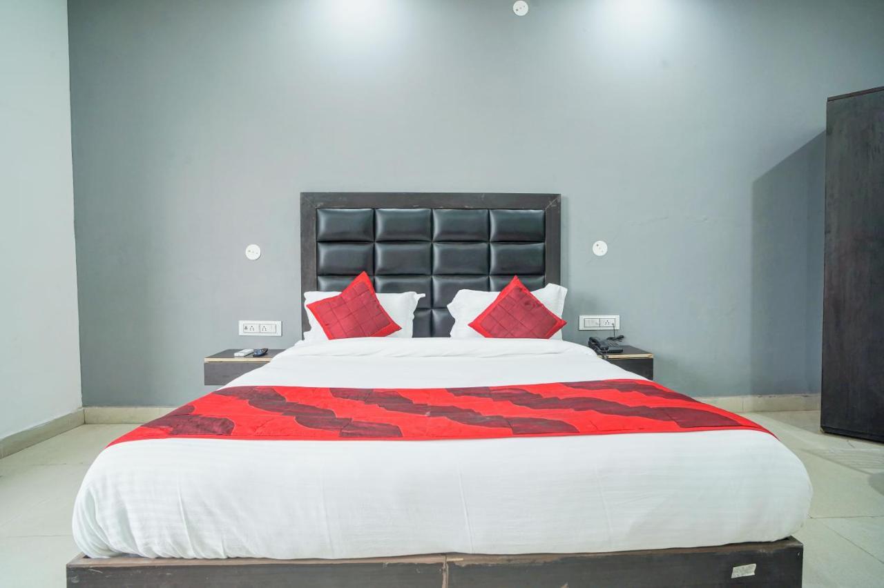 Hotel Red Snapper Couple Friendly At West Delhi นิวเดลี ภายนอก รูปภาพ