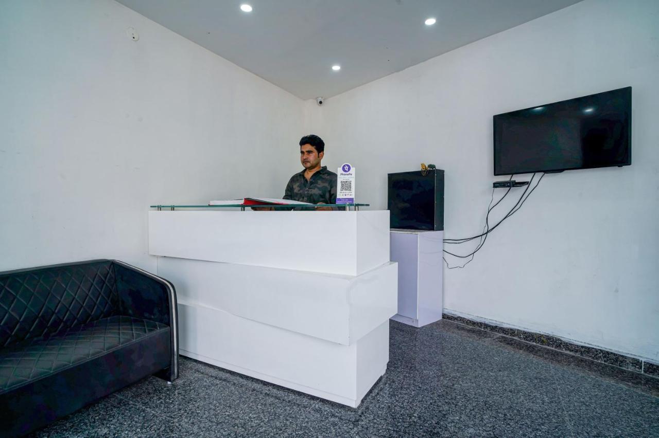 Hotel Red Snapper Couple Friendly At West Delhi นิวเดลี ภายนอก รูปภาพ